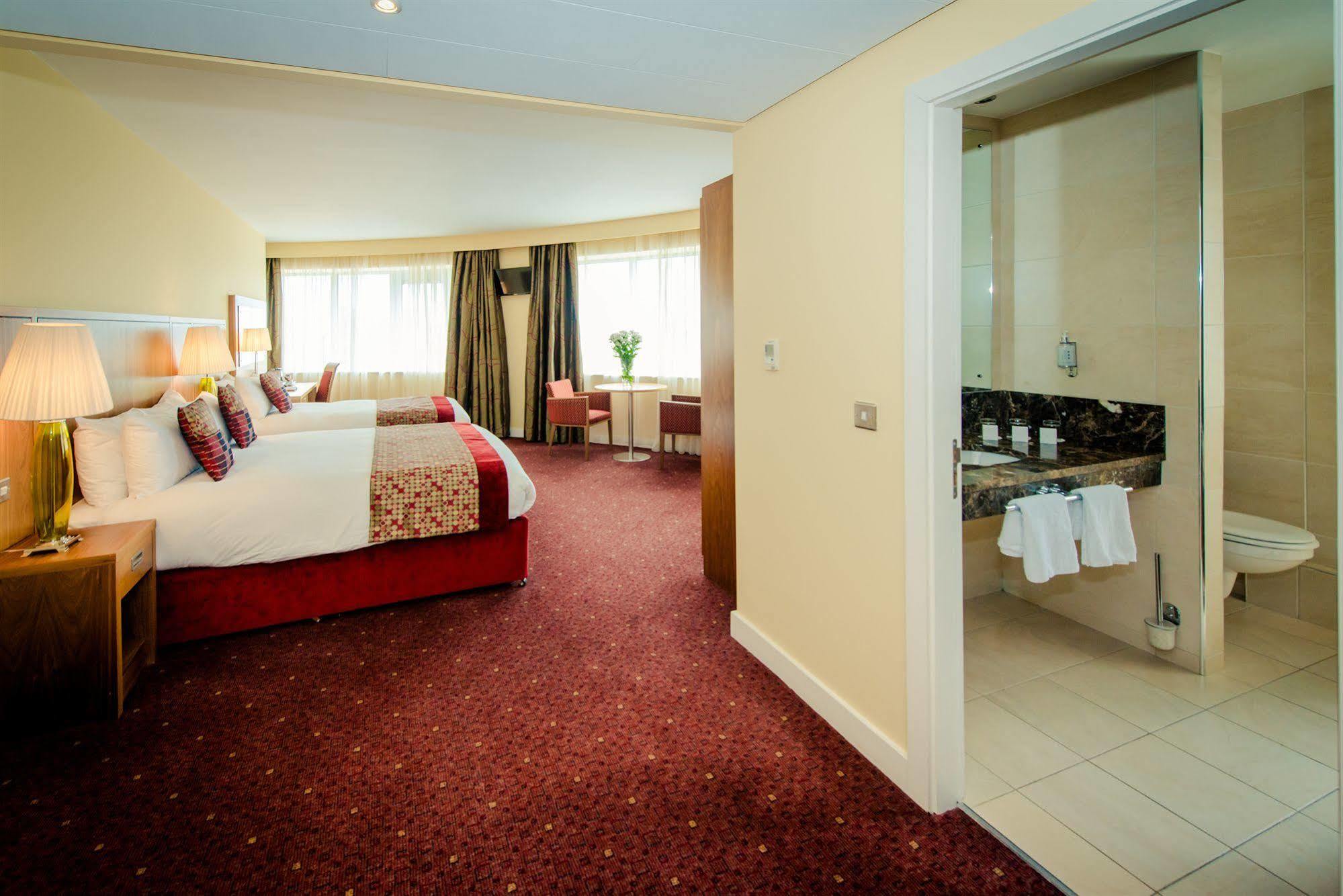 Glashaus Hotel Tallaght Bagian luar foto